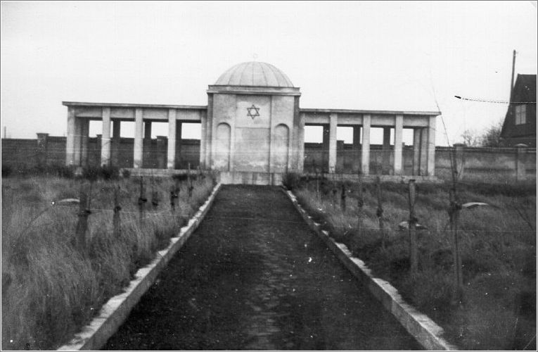The beit tohorah in a Jewish cemetery in Bialystok before WWII.